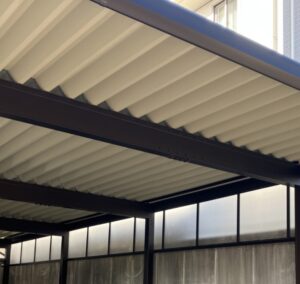 新しい折板カーポートの天井に付けるペフ