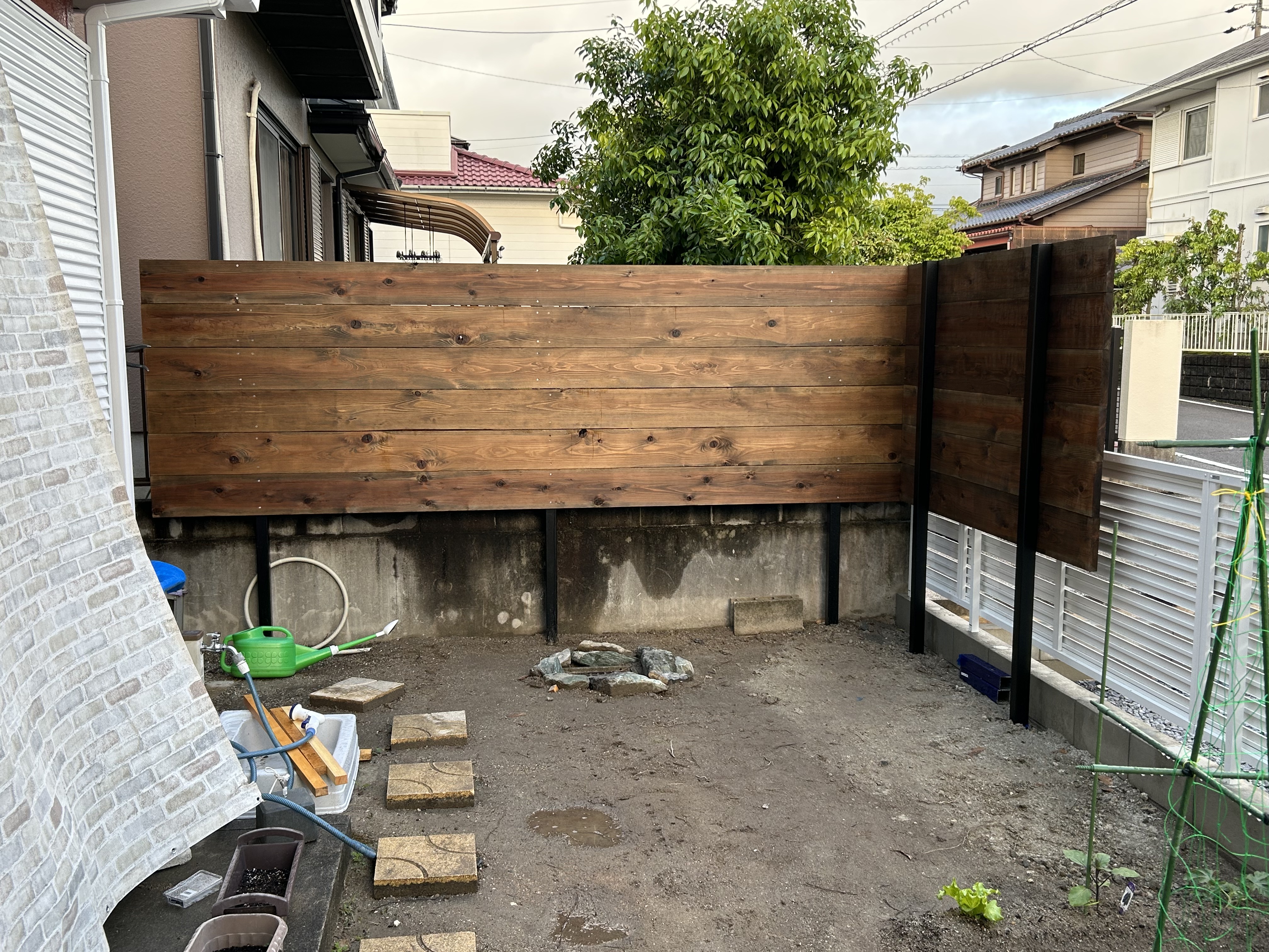 隣地とのフェンス追加です。